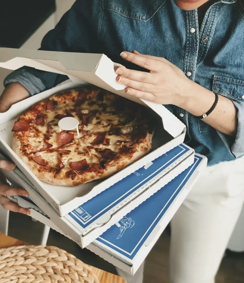 Pizza entregada en su caja lista para comer