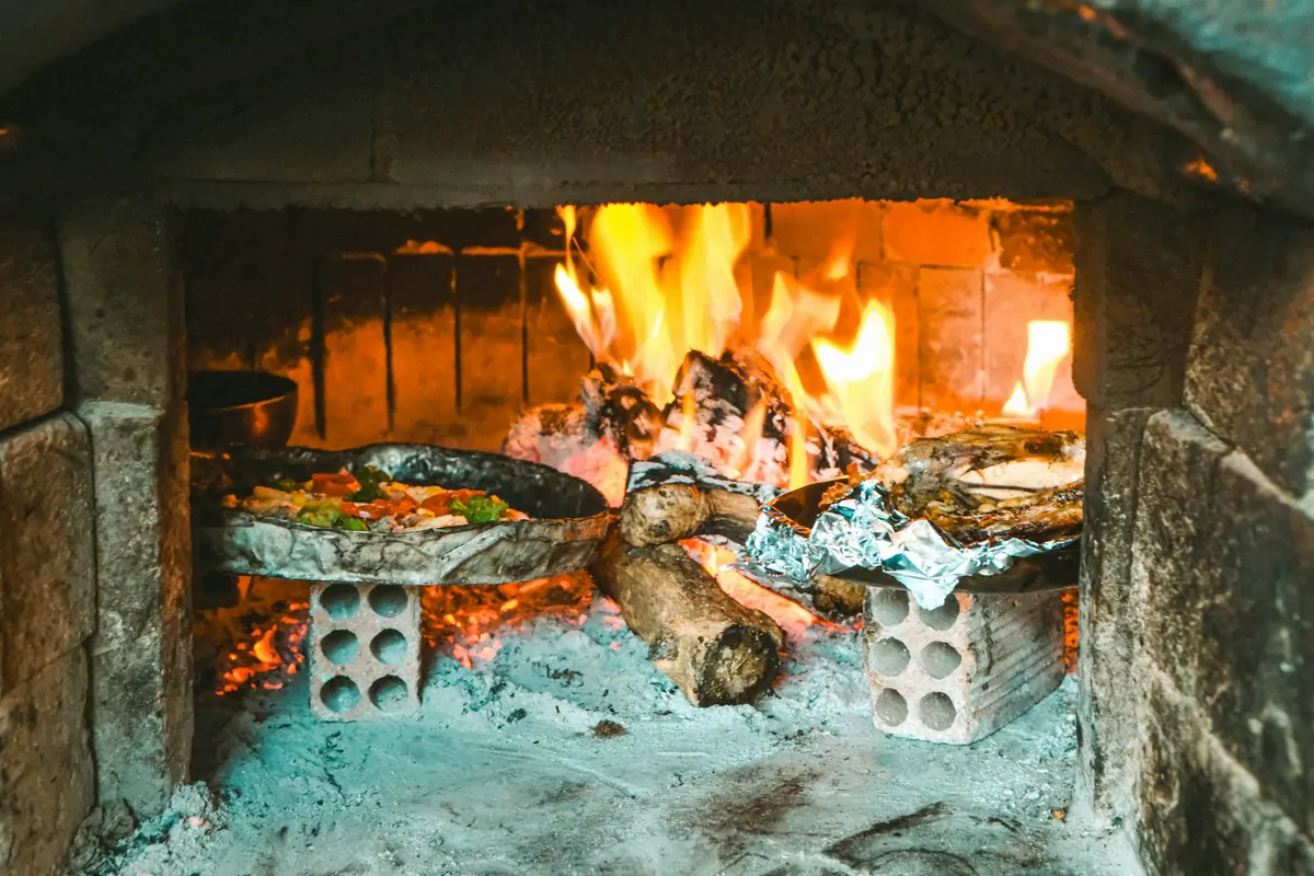Horno de leña encendido con fuego intenso
