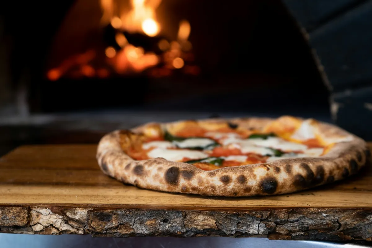 Pizza recién salida del horno caliente
