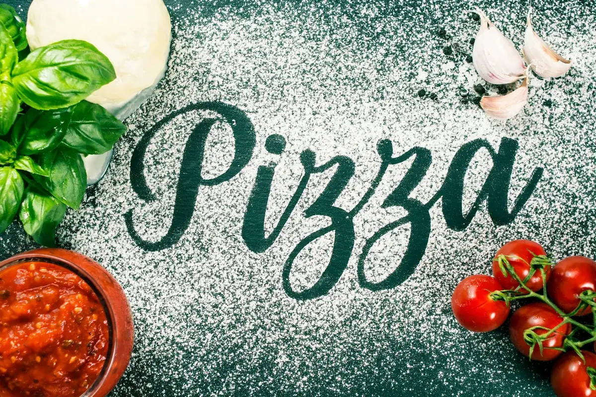 Ingredientes frescos para pizza: tomates, albahaca, ajo y salsa